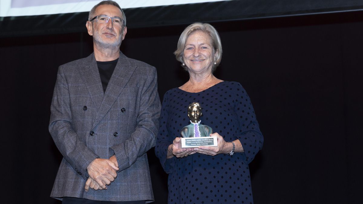 La catedrática Carmen Galán recoge el premio.