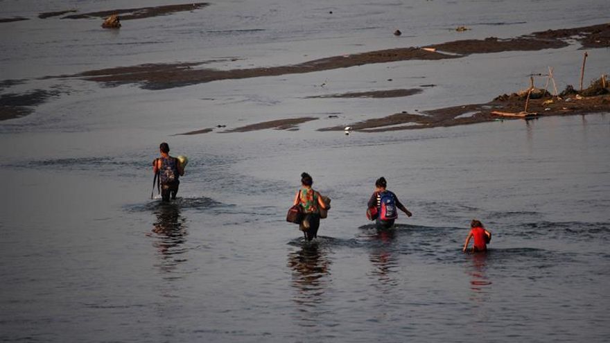 Medio centenar de migrantes detenidos en el cruce a EE.UU. por una playa de San Diego