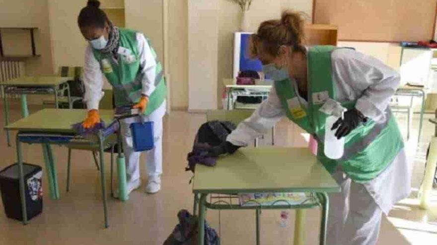 El PP y Vox cabrean a decenas de ayuntamientos por recortar un plan para limpiar colegios que nació por la COVID
