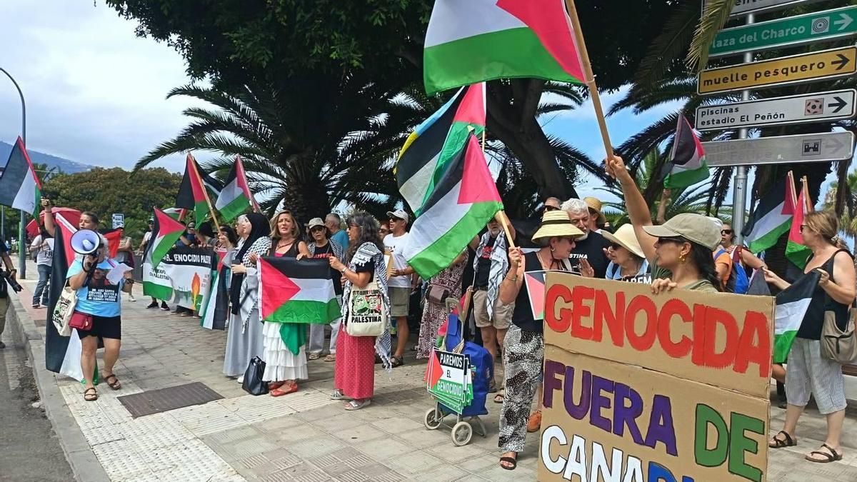 Un centenar de personas protestan por la participación de Israel en el mundial júnior de waterpolo femenino en Tenerife