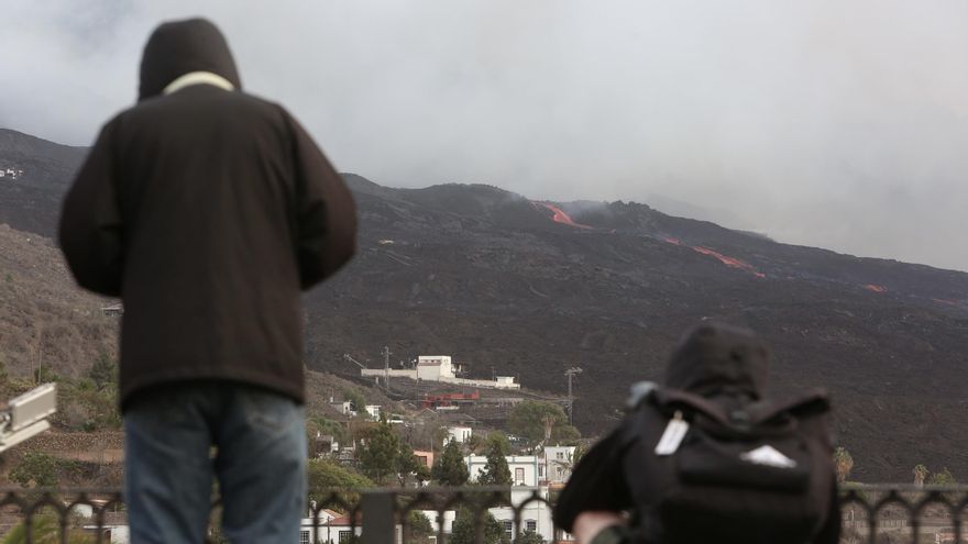La lava discurre en estos momentos por la misma colada que ha arrasado edificaciones en La Palma
