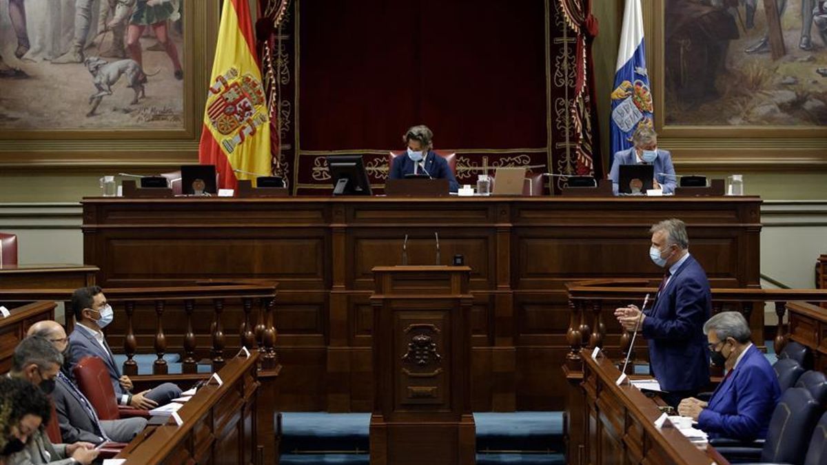 Sesión en el Parlamento de Canarias, con el presidente regional, Ángel Víctor Torres, durante su turno de palabra