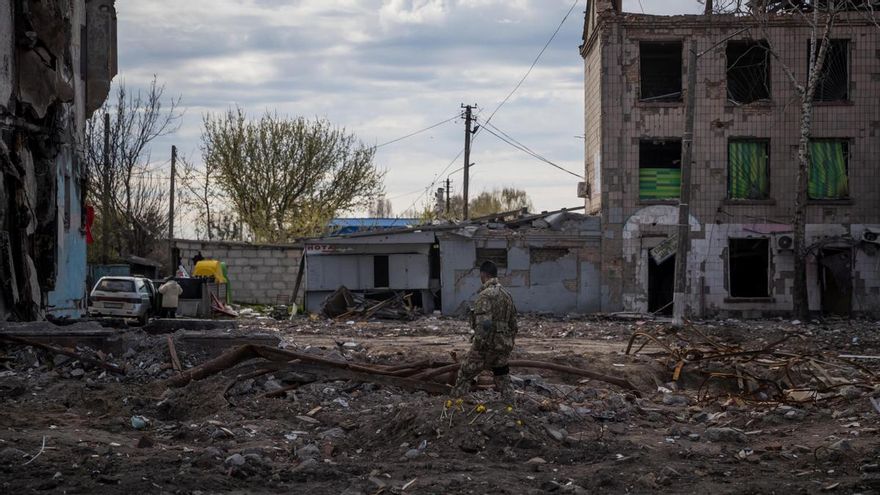 Un soldado ucraniano observa la destrucción causada por los bombardeos en Borodianka (Ucrania)