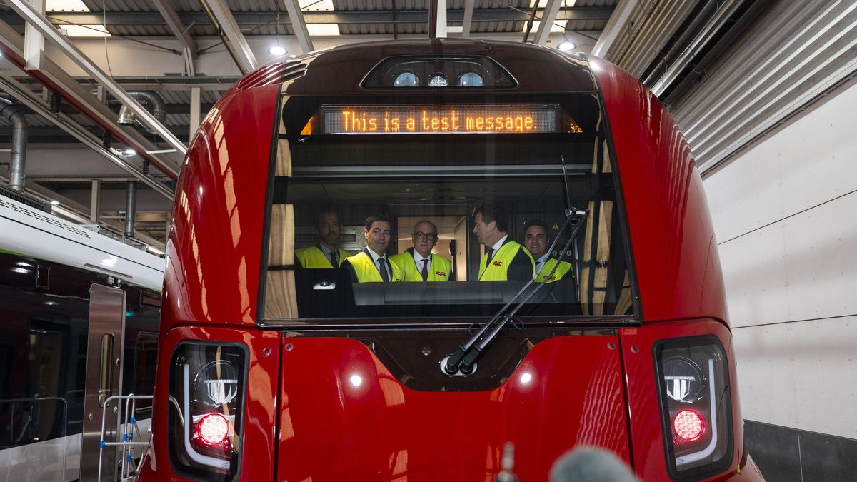 Pradales junto a dirigentes de CAF en uno de sus trenes en una visita a la empresa.