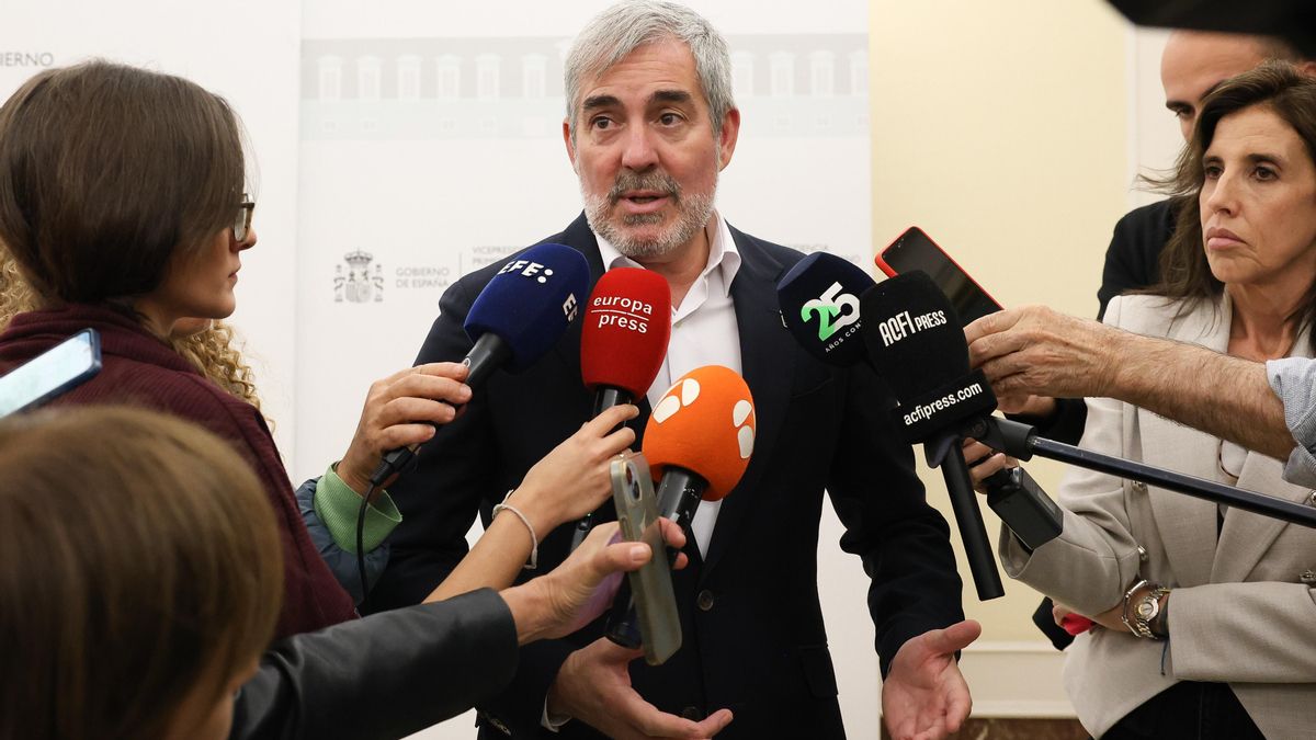 El presidente de Canarias, Fernando Clavijo, ofrece declaraciones tras la reunión con la vicepresidenta primera y ministra de Hacienda, María Jesús Montero, en la Sede del Ministerio de Hacienda, a 23 de octubre de 2024, en Madrid (España).