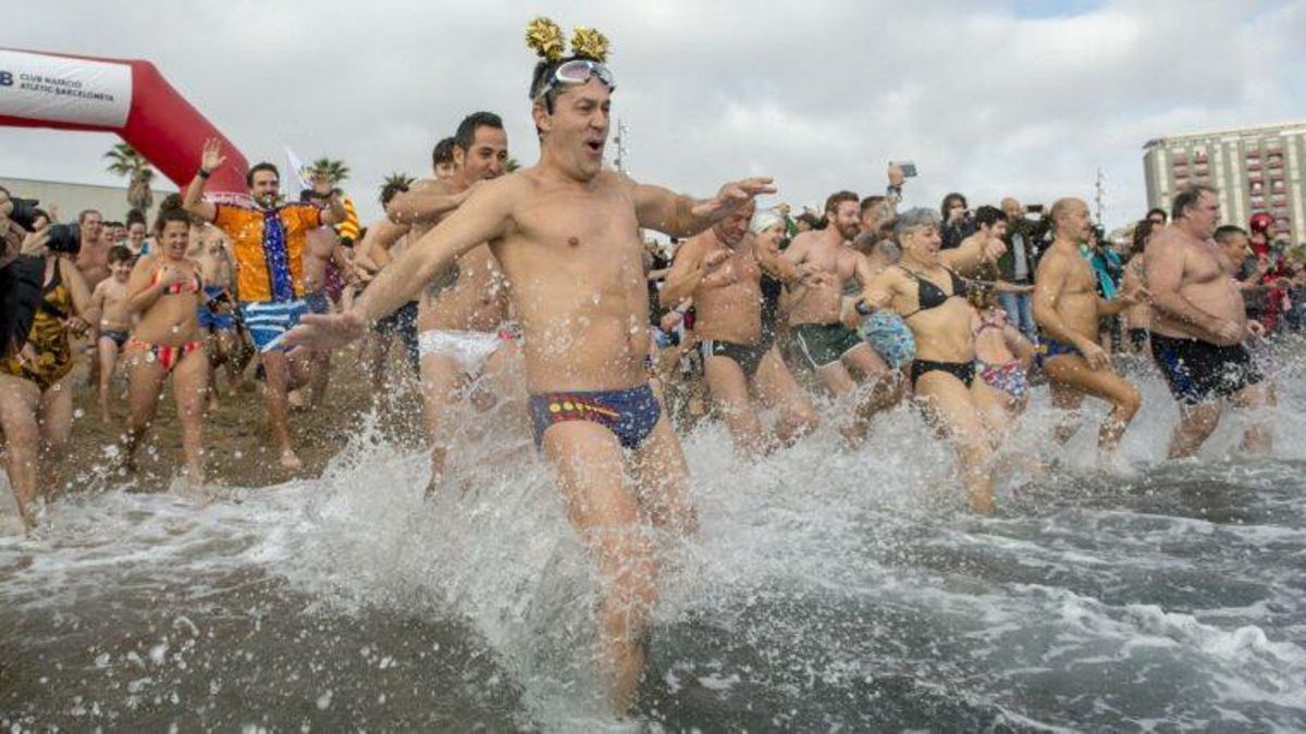 Si quieres arrancar 2026 de manera original en todas estas playas se celebra "el primer baño del año" al poco de tomar las uvas
