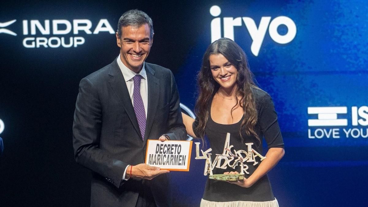 Amaia aprovecha que Sánchez le da un premio para entregarle un cartel de 'decreto Maricarmen'