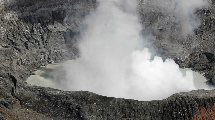Erupción explosiva del volcán Poás provoca columna de gases de 1.000 metros en Costa Rica