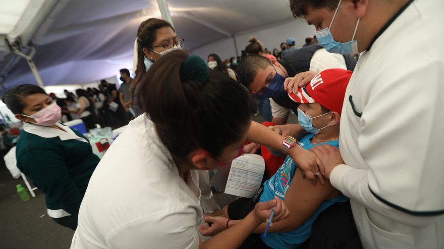 Personal de salud aplica la vacuna contra la covid-19, a jóvenes de 18 a 29 años en Ciudad de México. EFE/Sáshenka Gutiérrez