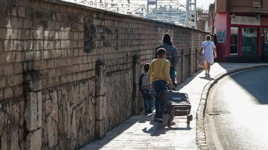 Muro de separación de las vías del tren con la acera de la calle Párroco Pablo Díez. / Campillo / ICAL