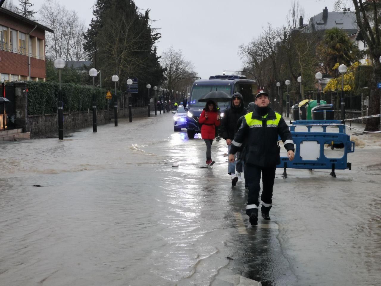 Un policía local en el sur de Vitoria, anegado por el agua