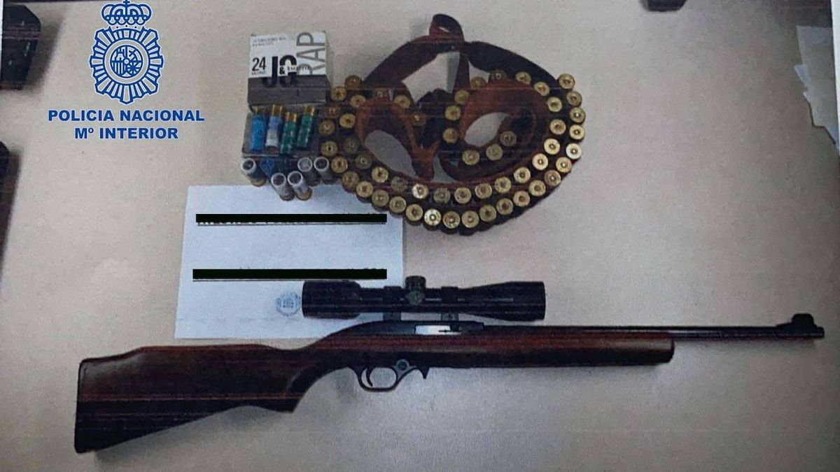 Arma y munición incautadas en la operación