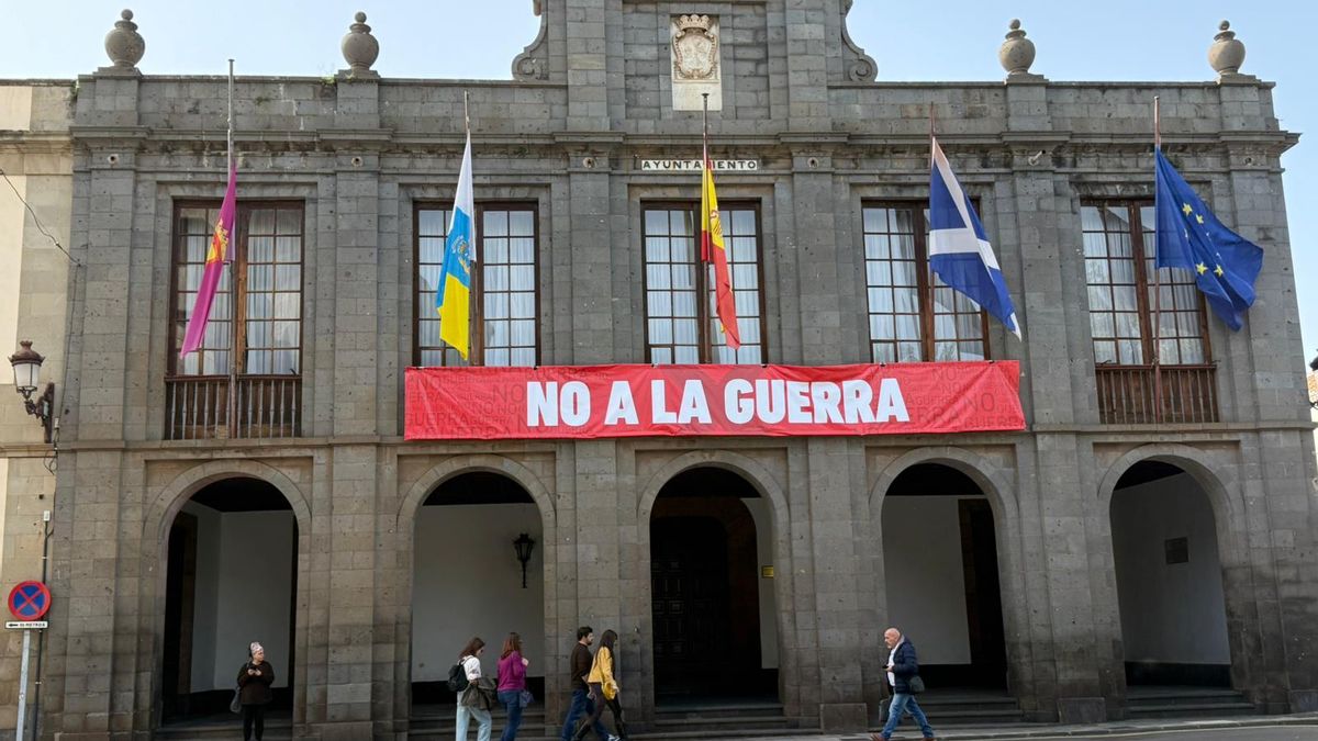 Las fachadas del Ayuntamiento y la Casa de los Capitanes de La Laguna lucen pancartas contra la guerra