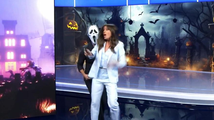 El susto de María Casado a Carmen Corazzini en 'Informativos Telecinco' por Halloween: "Lleva así todo el día"