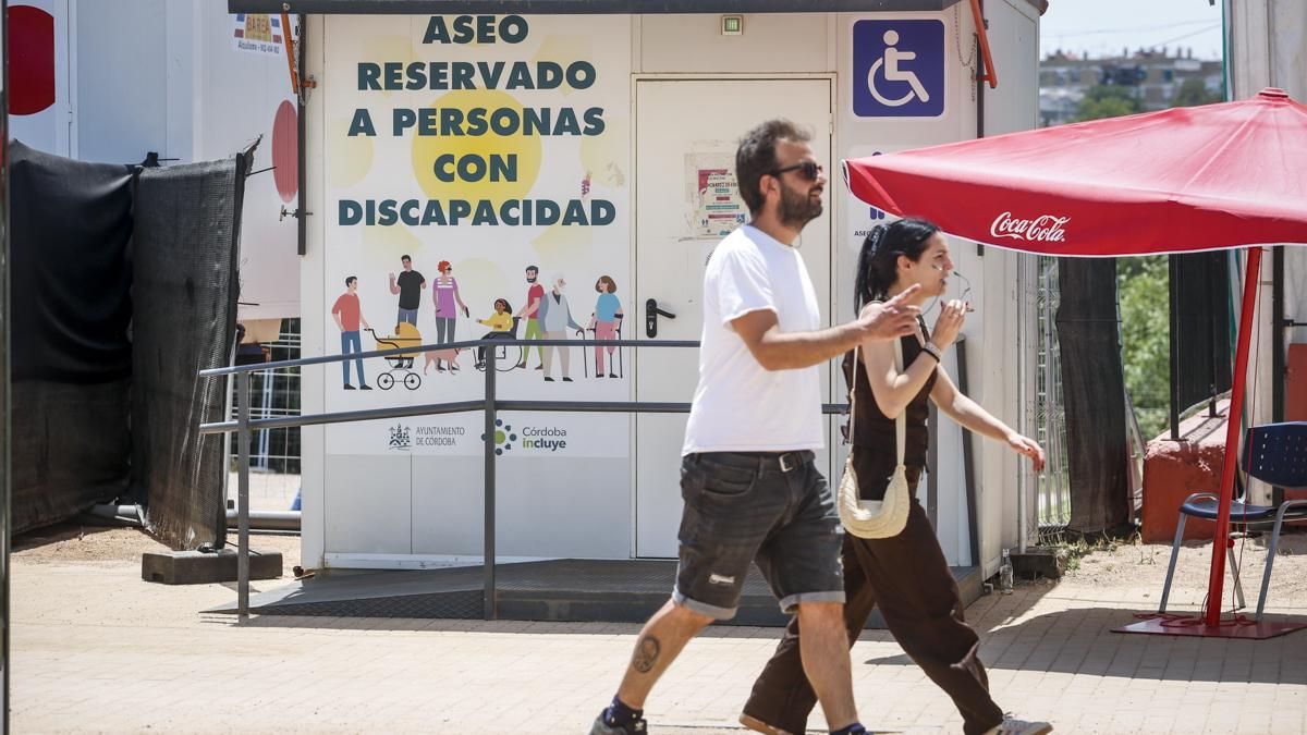Aseos adaptados para personas con discapacidad en la Feria de Córdoba