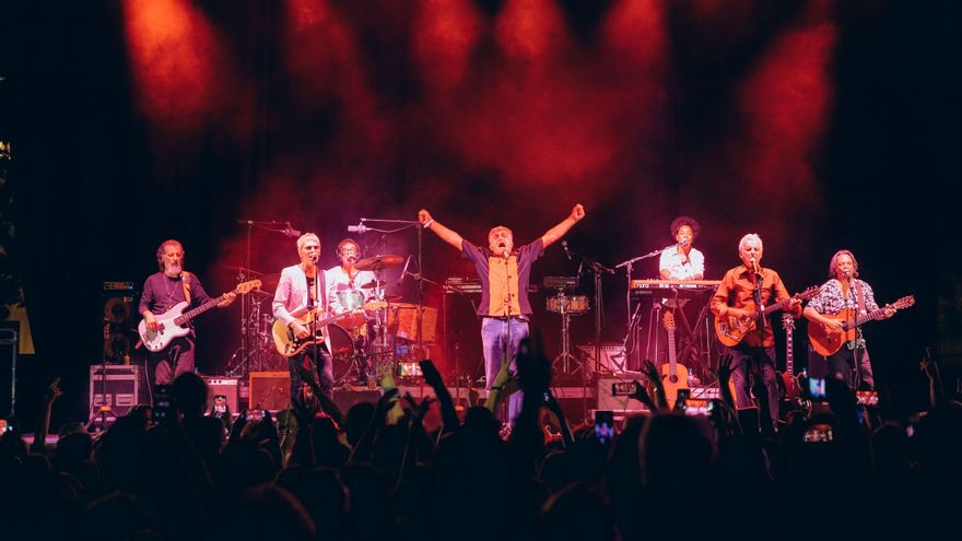 El Gran Wyoming en el escenario junto a Ariel Rot y Kiko Veneno.