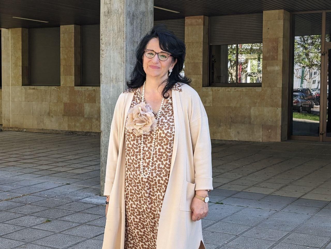 La candidata a rectora de la Universidad de León, Teresa Mata Sierra, frente a la Facultad de Derecho leonesa.
