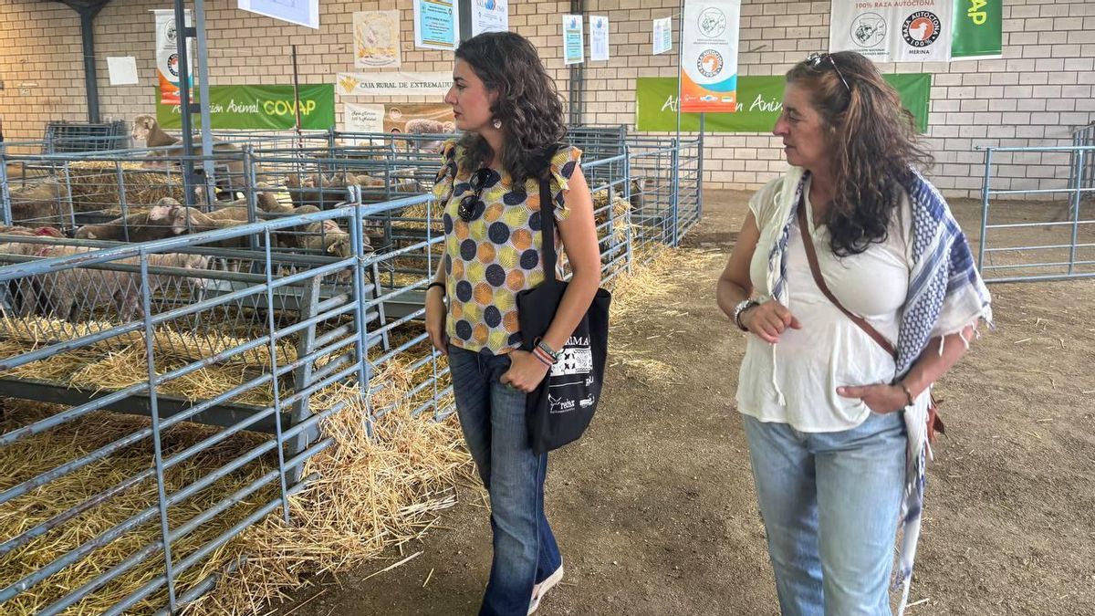 La portavoz de Unidas por Extremadura, Irene de Miguel, ha visita el Salón del Ovino de Castuera