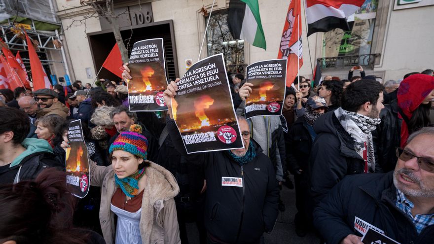 Decenas de personas durante una concentración contra la agresión de EEUU a Venezuela, frente a la Embajada de EEUU, a 4 de diciembre de 2025, en Madrid (España). La concentración, convocada por Izquierda Revolucionaria y el Sindicato de Estudiantes, se si