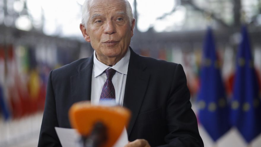 El jefe de la diplomacia comunitaria, Josep Borrell, habla con los medios de comunicación a su llegada para asistir al Consejo de Asociación UE-Israel en Bruselas este lunes. EFE/EPA/OLIVIER HOSLET