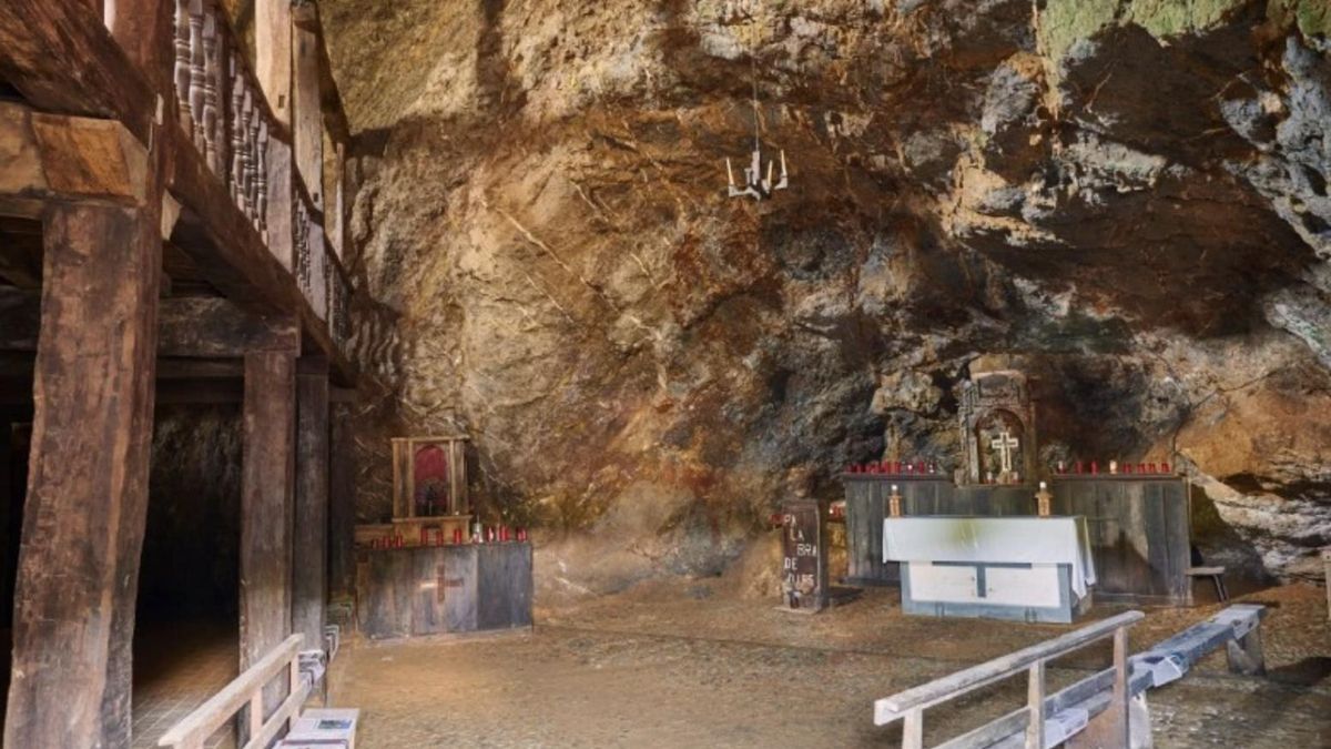 La sencillez de sus elementos decorativos resalta la importancia del entorno natural como parte integral de la experiencia religiosa del sitio