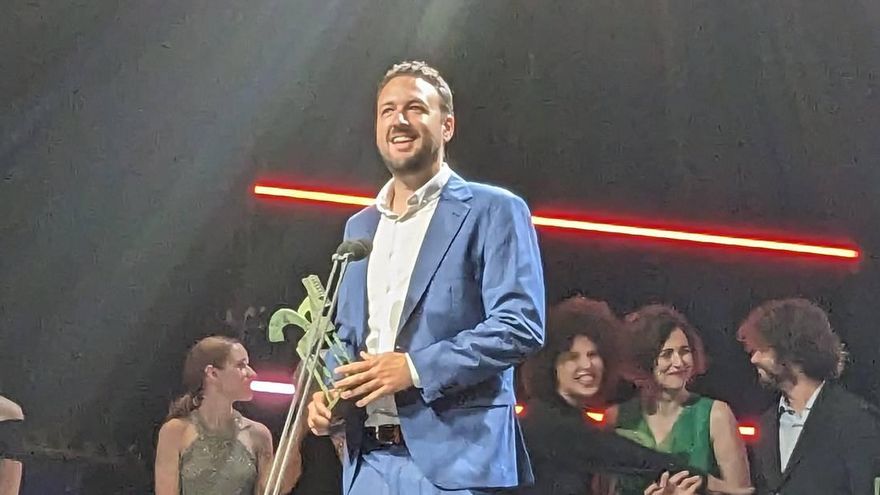 Juanlu Sánchez, director de Un tema Al día, en el momento de recoger el premio