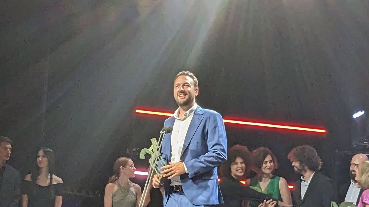 Juanlu Sánchez, director de Un tema Al día, en el momento de recoger el premio