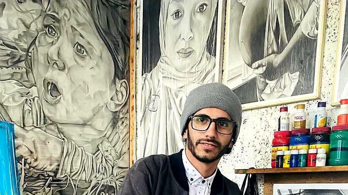 En una tienda en Gaza convertida en galería de arte, Abunahel pone rostro a los asesinados sin nombre
