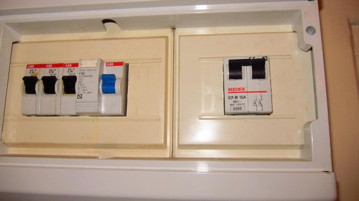 Siete millones de españoles tienen dificultades para pagar el recibo de la luz, el 17% de los hogares