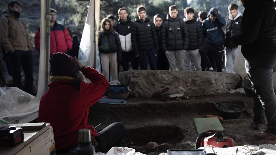 Alumnos visitan los trabajos en el Barranco de Víznar.