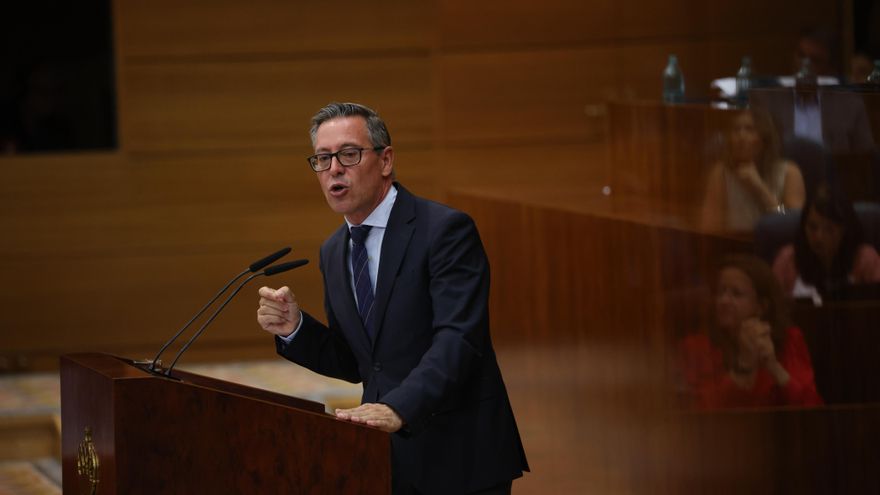 El diputado y secretario general del PP en Madrid, Alfonso Serrano, durante el debate sobre el Estado de la Región en la Asamblea de Madrid.