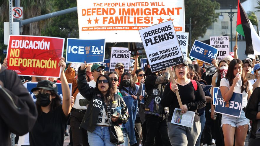 Protestas en Los Ángeles ante redadas masivas de agentes de migración con tanquetas, bombas de humo y equipos militares
