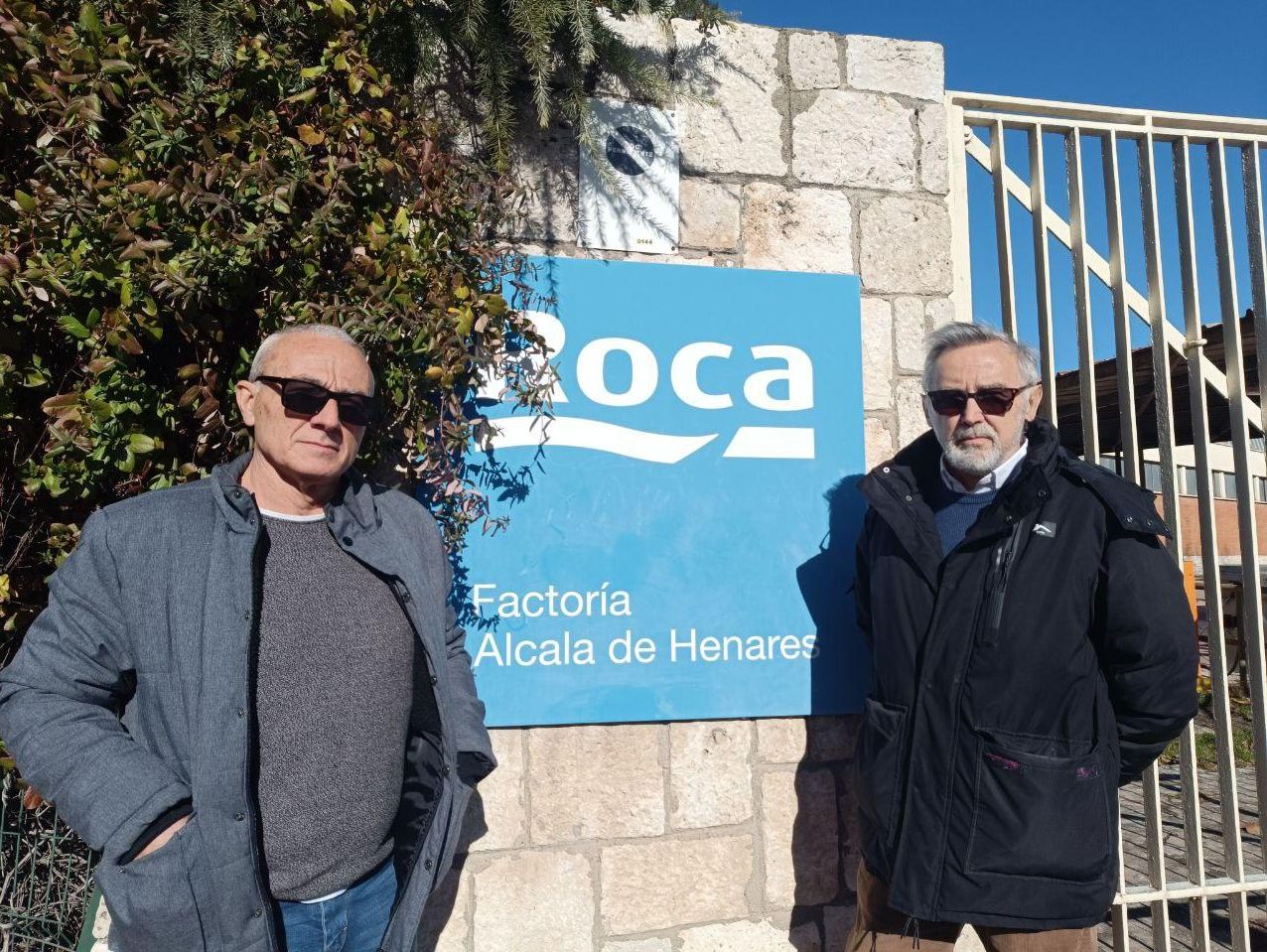 Juan Ángel Lucas y Eugenio Algar, antiguos trabajadores de Roca, a la entrada de Roca Alcalá de Henares