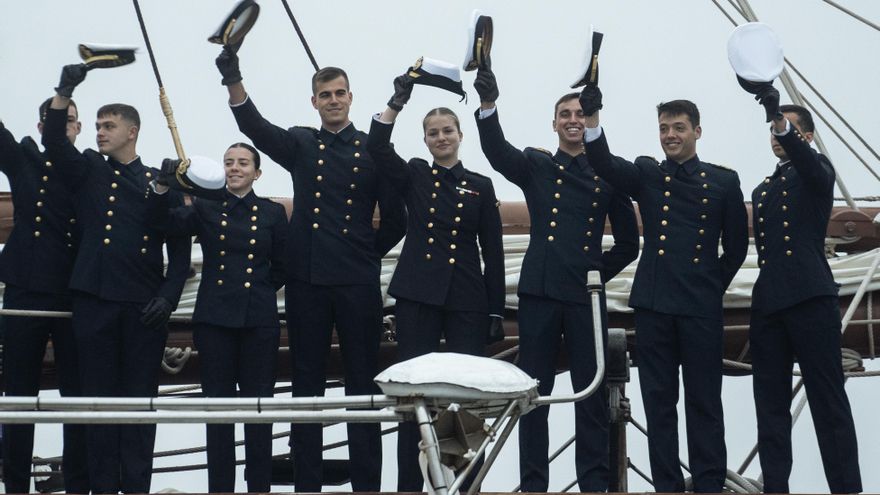 El buque escuela Juan Sebastián Elcano atraca en el puerto chileno de Valparaíso