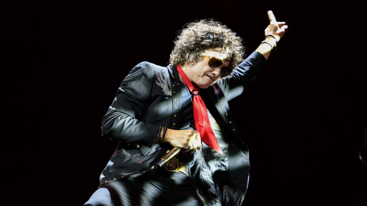 El artista Enrique Bunbury ofrece un concierto en el Movistar Arena de Madrid