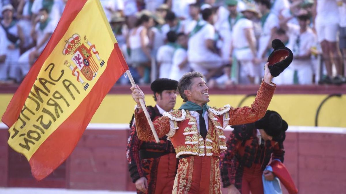 El diestro Manuel Escribano, el domingo con la polémica bandera.