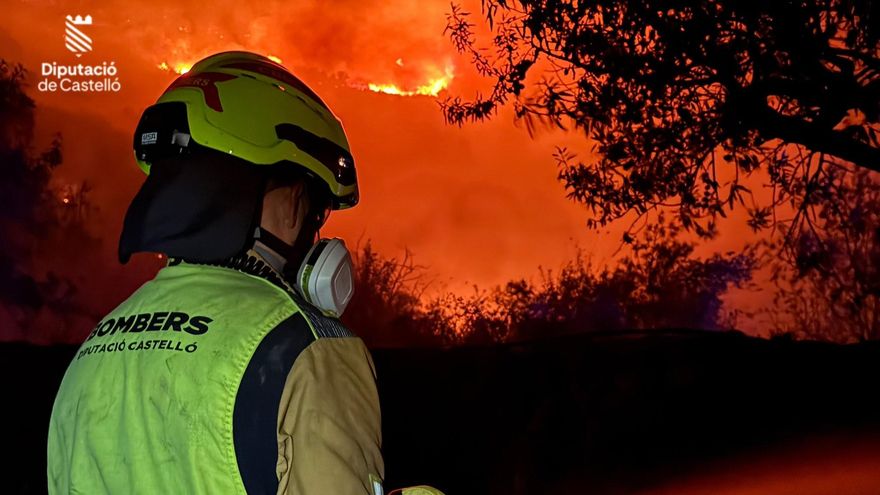 Un incendio forestal en Castellón moviliza a la UME y obliga a confinar el municipio de la Serra d'en Galceran