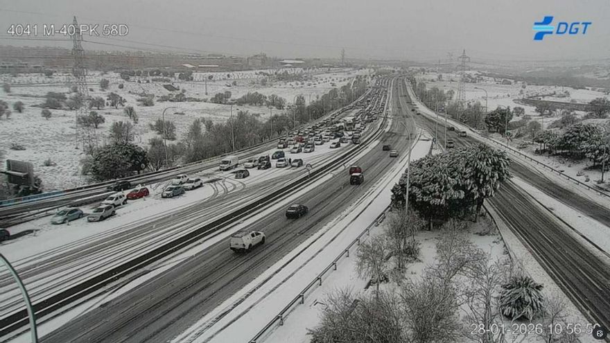 Vista de la carretera M-40 en sentido A1 nevada a primera de este miércoles en Madrid