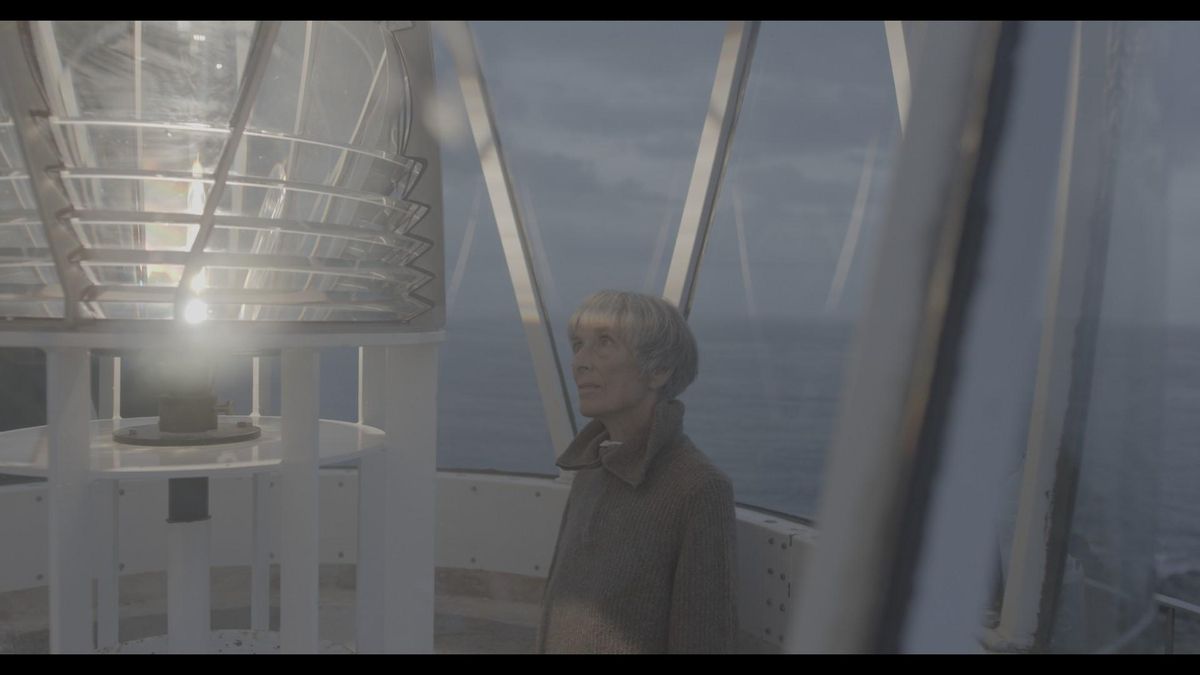 'Aunque seamos islas', la ópera prima de la asturiana Cristina Rodríguez Paz que fusiona su pasión por los faros, el mar y el cine