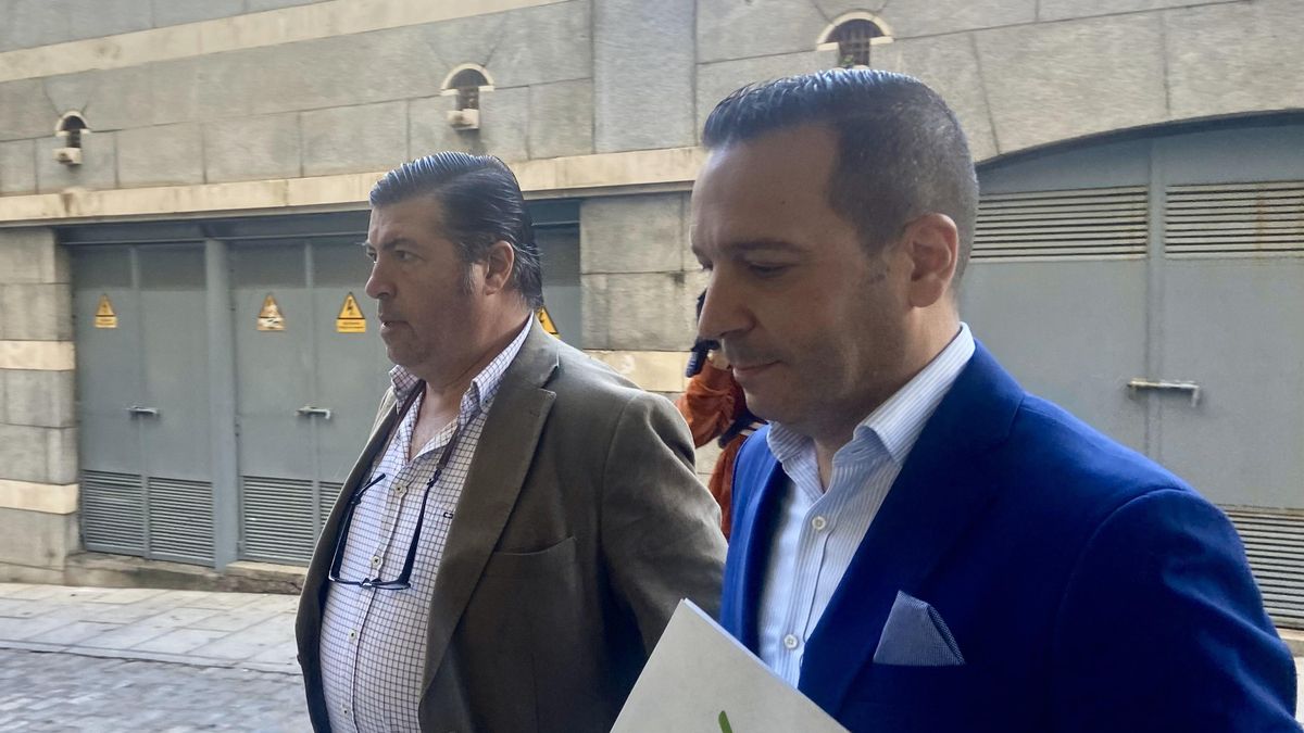 Portavoz del grupo parlamentario Vox en Extremadura, Óscar Fernández Calle, ante la Asamblea de Extremadura