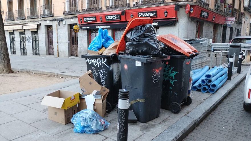 Los lunes al suelo: un año de basuras acumuladas en Madrid por los cambios en la recogida del contenedor naranja