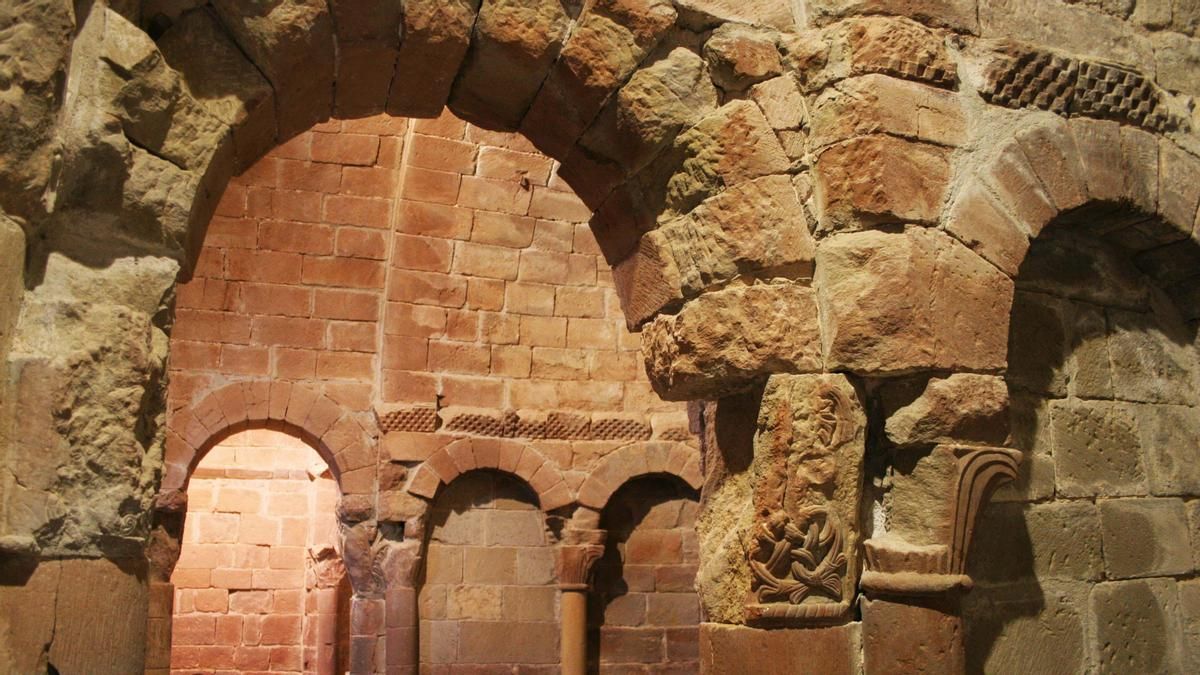 Detalle de la iglesia prerrománica, situada en la planta subterránea del monasterio.
