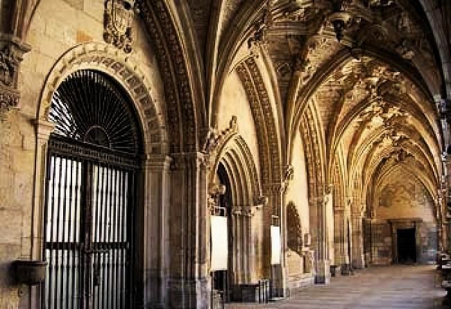 Enrejado de la Capilla del Conde Rebolledo (cerrada) en el Claustro de la Catedral de León.