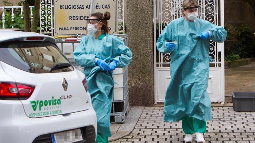 Dos enfermeras de un centro médico en Galicia acuden a una residencia de ancianos