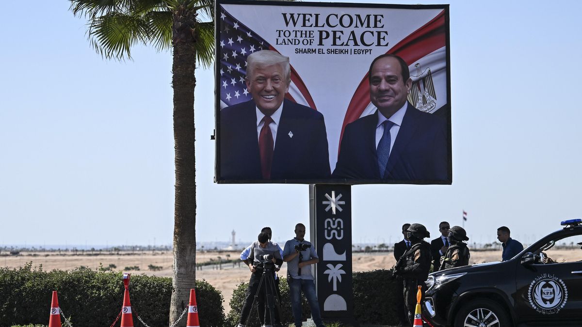 Una valla publicitaria con los retratos del presidente estadounidense Donald Trump (izquierda) y el presidente egipcio Abdel Fattah al-Sisi antes de la cumbre de paz de Gaza en Sharm el Sheij.