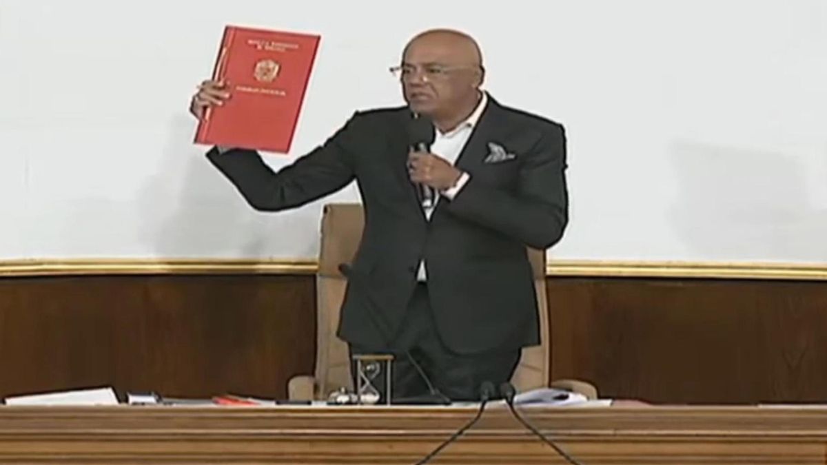 Captura de video de una transmisión del canal estatal Venezolana de Televisión (VTV) del presidente de la Asamblea Nacional, Jorge Rodríguez, durante la aprobación de la ley de amnistía