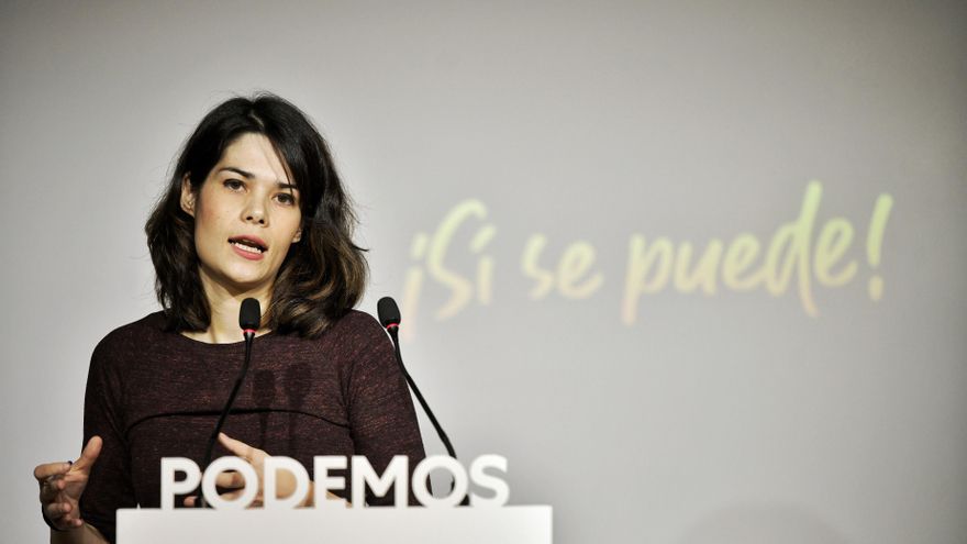 La portavoz de Podemos, Isa Serra, atiende a los medios de comunicación durante una rueda de prensa en la sede central de la formación morada.