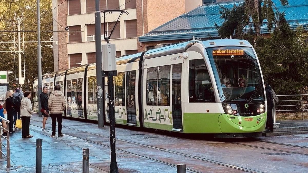 Todas las líneas del tranvía de Vitoria tendrán cortes en el centro hasta septiembre por unas obras