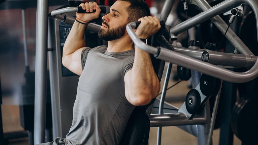 Por qué entrenar en el gimnasio solo lo que ves en el espejo es mala idea para tu espalda
