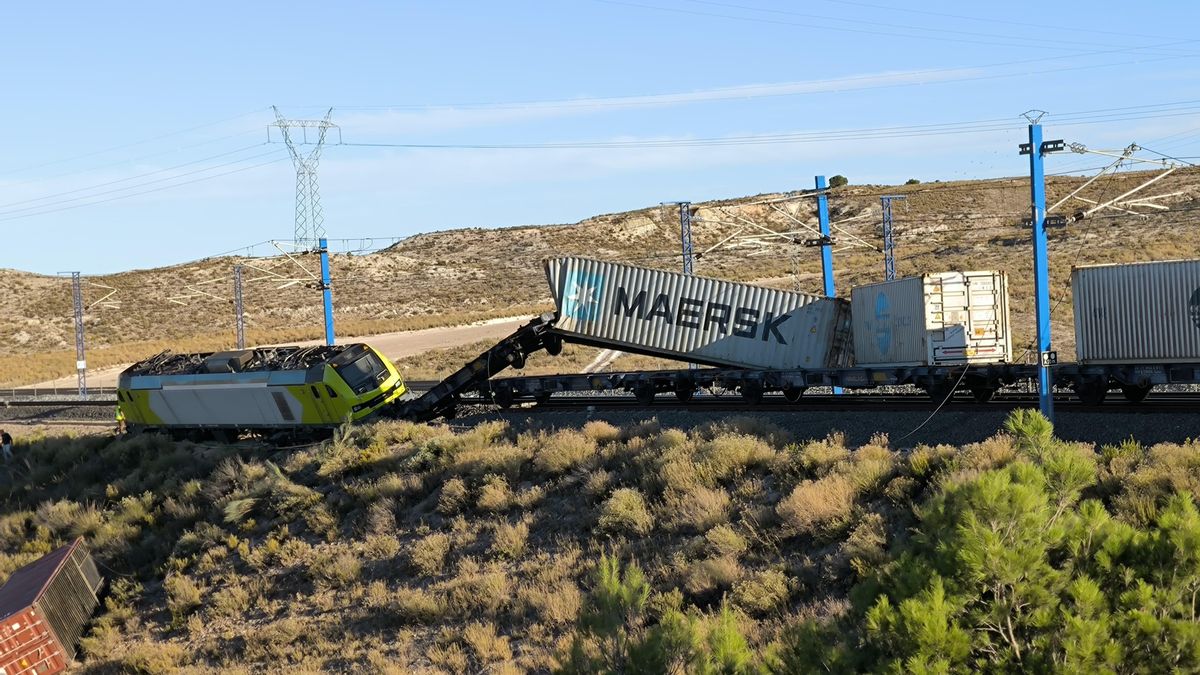 Imagen del tren de mercancías que ha descarrillado a la altura de Puerto Venecia